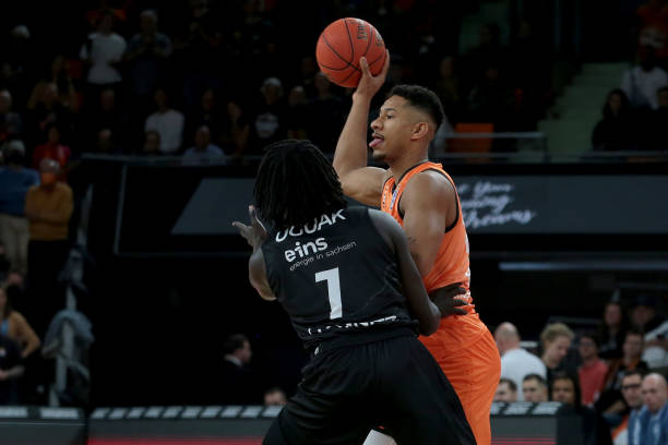 足坛崭露头 足坛崭露头