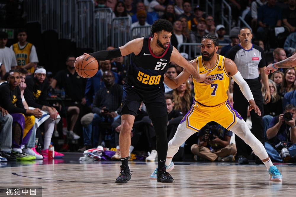 两队的碰撞 两队的碰撞